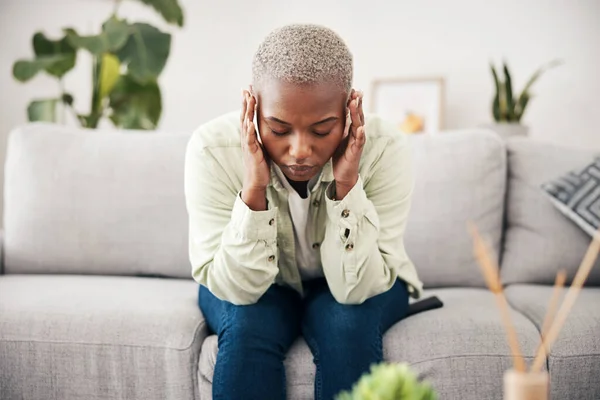 Angst Hoofdpijn Pijn Met Een Zwarte Vrouw Een Bank Woonkamer — Stockfoto