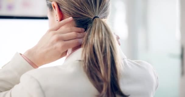 在办公室里工作的脖子疼痛 双手和商业女性 在电脑上工作时按摩关节 压力或关节炎 肌肉紧张 骨质疏松症和身体倦怠的脊柱 焦虑和女工 — 图库视频影像