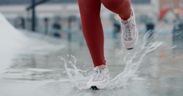 Osoba Nogi Bieganie Wodzie Splash Fitness Lub Świeżym Powietrzu Treningu — Wideo stockowe
