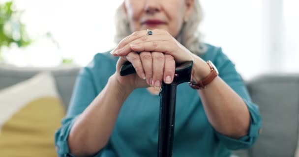 ソファーやソファーのバランス モビリティサポートのためのウォーキングスティックを持つ手 シニアの女性 援助および障害 認知症または慢性関節炎を有する高齢者 — ストック動画