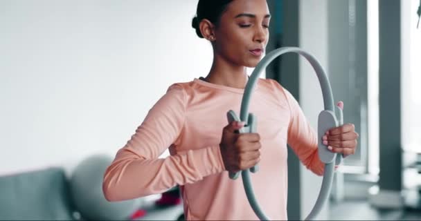 Sağlık Kadın Pilates Yüzüğüyle Egzersiz Spor Salonlarında Odaklanma Zihniyetle Egzersiz — Stok video
