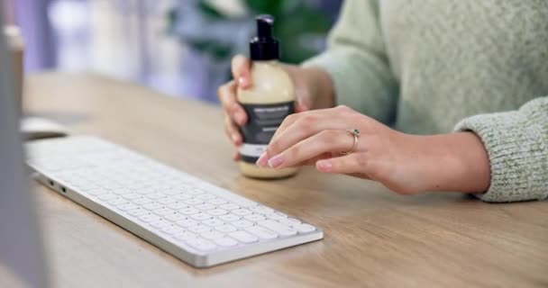 Desinfetante Mão Limpeza Teclado Computador Escritório Com Higiene Segurança Bactérias — Vídeo de Stock