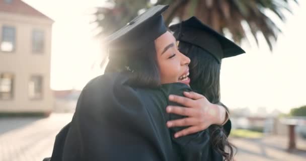 快乐的女人 朋友和拥抱毕业 奖学金或在户外校园里一起成功地接受教育 研究生们 对文凭 证书或离别表示祝贺的爱心和拥抱 — 图库视频影像