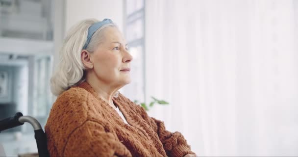 老妇人 满脑子愁眉苦脸 坐着轮椅 在疗养院里忧心忡忡 精神健康 感到寂寞 养老金领取者 老年人和残疾 退休和焦虑的妇女 — 图库视频影像