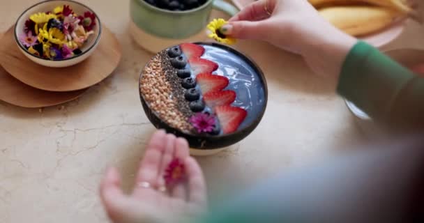 Vrouw Hand Fruitschaal Voor Ontbijt Dieet Natuurlijke Voeding Ochtend Keukentafel — Stockvideo