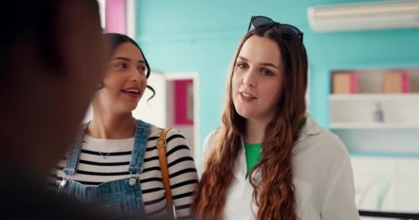 Lächelnd Lachend Und Freundinnen Einem Café Gemeinsam Ein Dessert Bestellen — Stockvideo