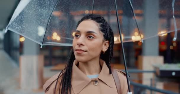 Kobieta Twarz Mieście Parasol Podróże Ubezpieczenie Deszczu Świeżym Powietrzu Uśmiechem — Wideo stockowe