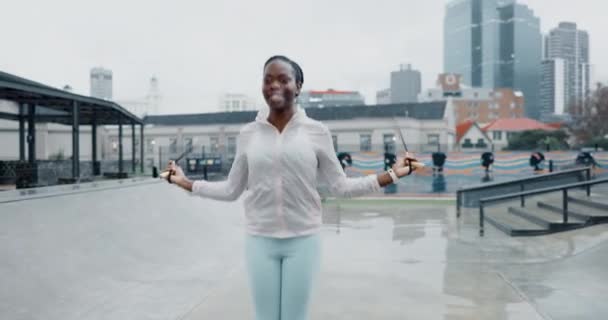 Черная Женщина Фитнес Скакалки Городе Тренировки Кардио Упражнения Открытом Воздухе — стоковое видео