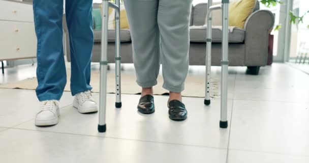 Beine Krankenschwester Und Person Mit Gehgestell Physiotherapie Und Unterstützung Hause — Stockvideo