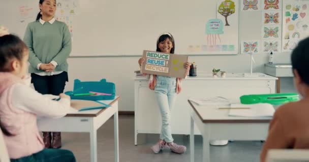 レッスン 口頭評価のための教室でのリサイクルプレゼンテーションを持つ学校 子供のための教育 アカデミー ポスターは エコプロジェクトを表示し 報告し — ストック動画