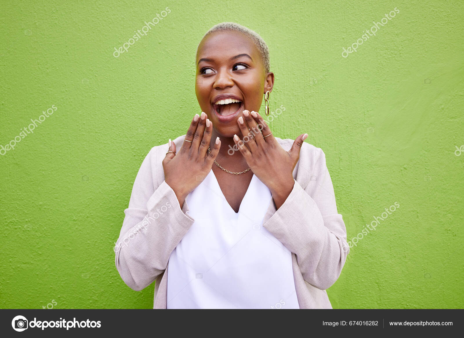 笑死我了，业务扩展全球，连黑人也有现在成了认亲大会了一群人看到自己爸爸，哥哥，同事，男朋友…… 还有个新加坡友人看到自己朋友🤣  红姐这波简直是屠杀🤣🤣🤣🤣, image size:1600x1167