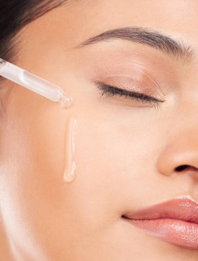 Yüz, temel yağ ve kadın cilt bakımı, sağlık veya serum ve kozmetik uygulamaları için stüdyoda. Güzellik, yüz ve kadın modeli hidrasyon, C vitamini ya da retinol, hyaluronik asit ya da deri astarı.