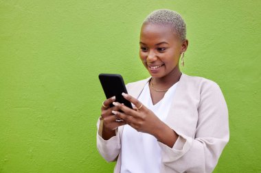 Siyahi bir kadın, duvarla iletişim kurmak için daktilo ve telefon kullanıyor ya da internetle iletişim kuruyor. Akıllı telefonu olan Afrikalı kişi sosyal medya mesajı, ağ oluşturma ve mobil uygulama sohbet alanı.