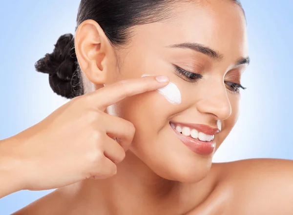 Maquillaje Facial Crema Mujer Feliz Con Brillo Cosmético Protección Melasma — Foto de Stock