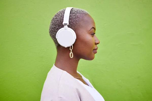 Muziek Koptelefoon Profiel Zwarte Vrouw Luisteren Groene Muur Achtergrond Mockup — Stockfoto