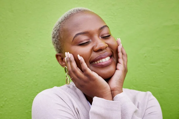 Lachen Zwarte Vrouw Eigenliefde Trots Een Groene Muur Voor Mode — Stockfoto