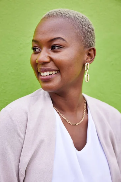 Счастливая Идейная Молодая Чернокожая Женщина Зеленой Стены Триумфальными Элегантными Украшениями — стоковое фото