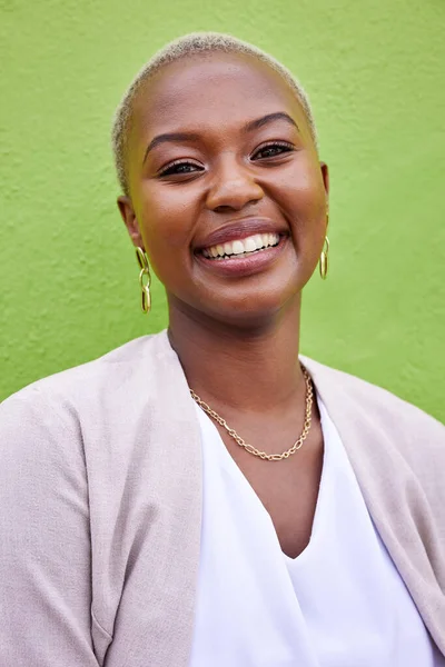 Портрет Бизнес Счастливая Черная Женщина Зеленом Фоне Стены Карьеры Предпринимателя — стоковое фото