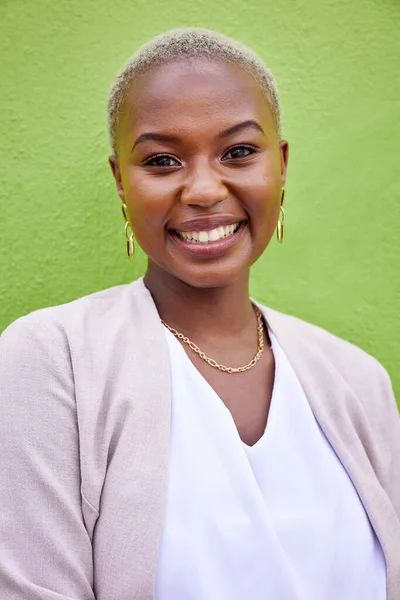 Portre Mutlu Siyah Kadın Girişimci Yeşil Duvar Arka Planında Çalışan — Stok fotoğraf