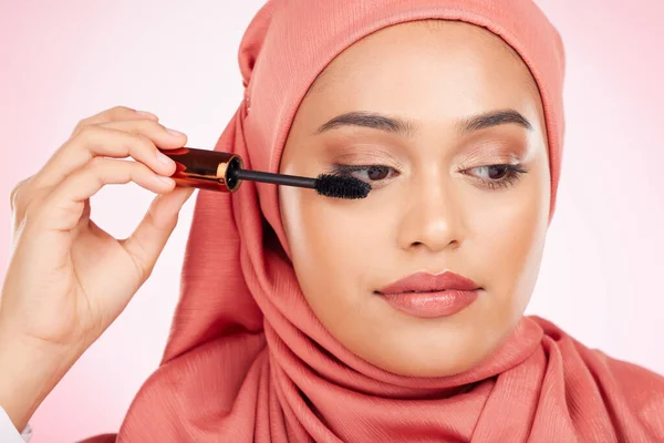 Kecantikan Riasan Dan Maskara Dengan Seorang Wanita Muslim Closeup Studio — Stok Foto
