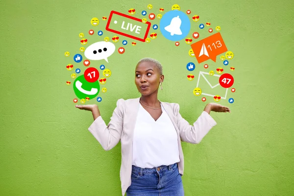 Media Społecznościowe Ikona Lub Połączenie Kobietą Przy Ścianie Emoji Aplikacja — Zdjęcie stockowe