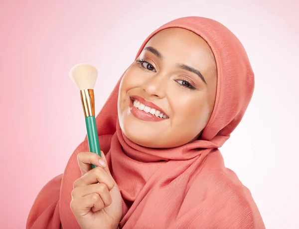 肖像和一个穆斯林女人用粉刷粉红的背景化妆 护肤和伊斯兰典范 有化妆品 护肤产品或粉底产品 — 图库照片