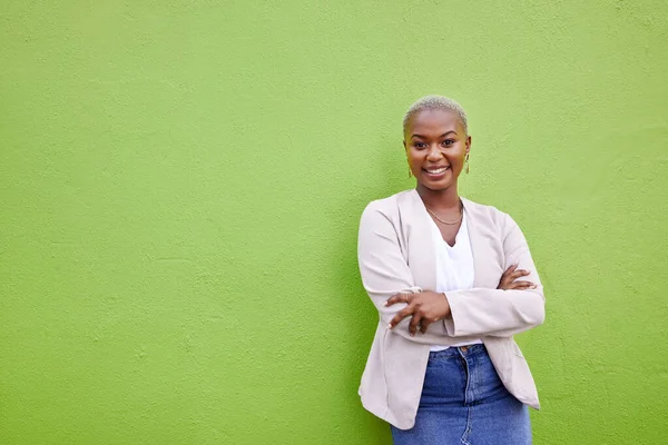 Portret Mode Zwarte Vrouw Glimlachen Met Armen Gekruist Groene Muur — Stockfoto