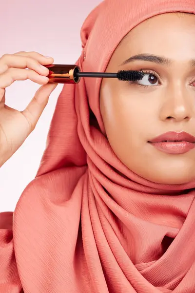 Schönheit Luxus Und Wimperntusche Mit Einer Muslimischen Frau Nahaufnahme Studio — Stockfoto