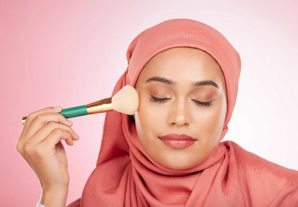 Maquillaje Cepillo Mujer Musulmana Relajarse Con Cosméticos Autocuidado Estudio Facial — Foto de Stock