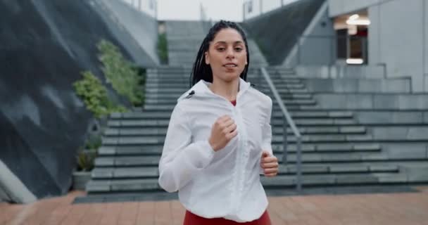 Kvinna Fitness Och Löpning Regn För Träning Konditionsträning Eller Utomhus — Stockvideo