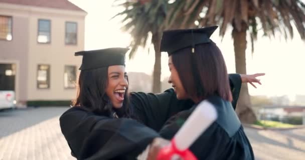 在校园里 快乐的女性 学生和朋友在毕业典礼或文凭 学位或证书的庆祝活动中拥抱在一起 兴奋的人或毕业于祝贺 爱或支持共同取得成就的人 — 图库视频影像
