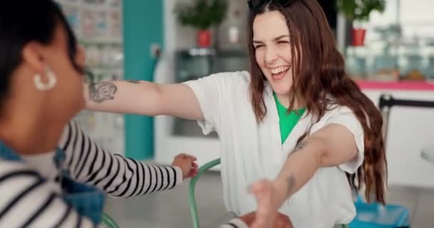 Vrienden Glimlach Vrouwen Knuffelen Het Café Verbroederen Plezier Hebben Samen — Stockvideo