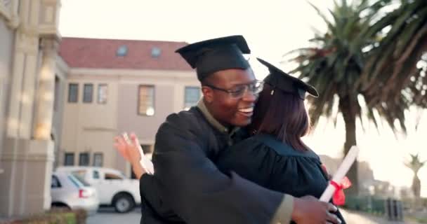 Щасливий Студент Друзі Обіймаються Випускниками Або Святкуванням Диплома Ступеня Або — стокове відео