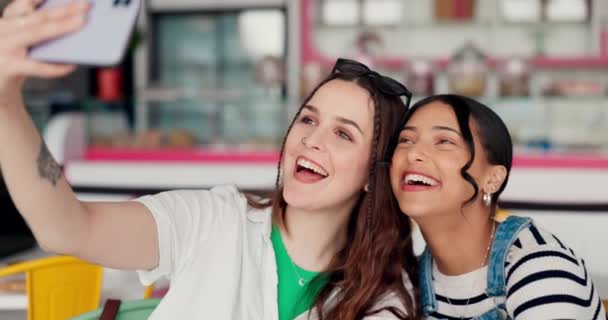 Szczęśliwy Student Koleżanki Selfie Twarzy Restauracji Lub Kawiarni Podekscytowany Wiązaniem — Wideo stockowe