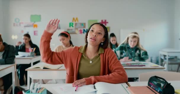 High School Mädchen Und Hand Für Antwort Klassenzimmer Und Bildung — Stockvideo