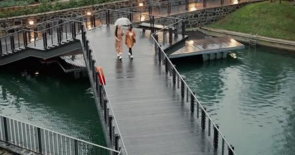 Прогулянки Зверху Жінки Мосту Під Час Дощу Язку Природою Відпустки — стокове відео