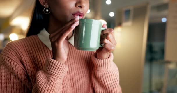 Kaffeeduft Frauenhände Und Mund Trinken Espresso Latte Und Pusten Heißen — Stockvideo
