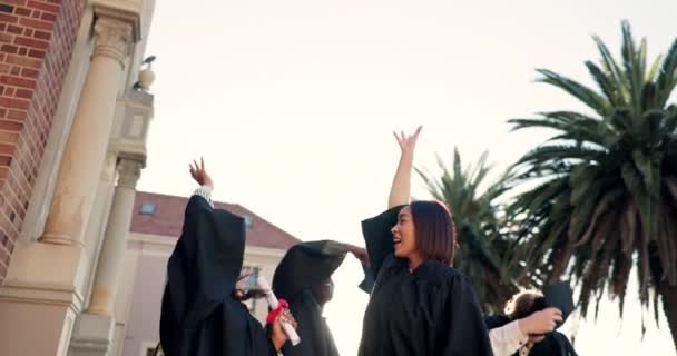 Χαρούμενη Ομάδα Φοιτητές Και Αγκαλιά Στην Αποφοίτηση Γιορτή Επίτευγμα Μαζί — Αρχείο Βίντεο