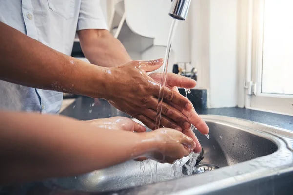 清洁的手和家里有水的人 学习卫生 健康和在厨房用肥皂洗澡 清洁和保健 安全和防止细菌或病毒 — 图库照片