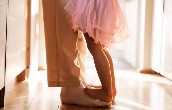 Tanec Učení Nohy Otce Dcery Pro Balet Podporu Lásku Hudba — Stock fotografie