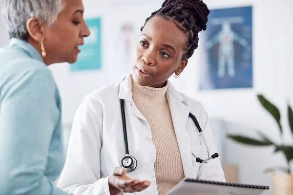 黒人女性 高齢の患者が相談 アドバイス 健康のための結果を報告します 病院オフィスでのコミュニケーションとディスカッションにおけるヘルスケア シニアパーソナル 医療専門家 — ストック写真