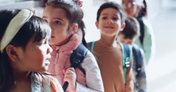 Educación Línea Amigos Con Niños Escuela Para Aprendizaje Diversidad Comunidad — Vídeo de stock