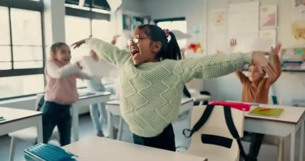 Les Enfants École Jeter Papier Dans Air Pour Célébration Excité — Video