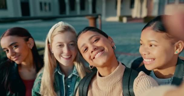 Nevetés Arc Lányok Selfie Iskolában Főiskolai Egyetemi Campus Közösségi Média — Stock videók