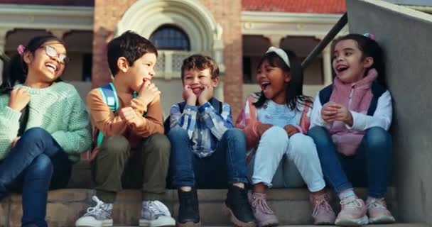 Escola Amigos Crianças Riem Escadas Prontas Para Educação Aprendizagem Lição — Vídeo de Stock