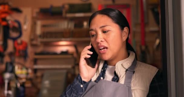 Mulher Asiática Telefonema Carpinteiro Conversa Conselhos Consultoria Sala Ferramentas Oficina — Vídeo de Stock