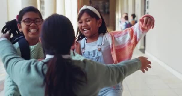 Abrazo Sonrisa Madre Con Las Niñas Escuela Educación Con Diversión — Vídeo de stock