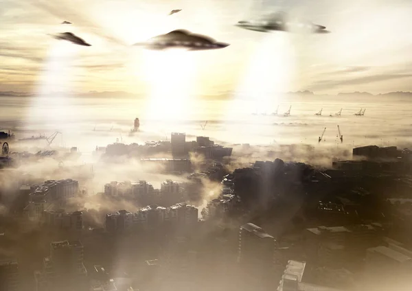 Stad Ufo Och Invasion Med Ljusstråle Kontakt Eller Rymdskepp Med — Stockfoto