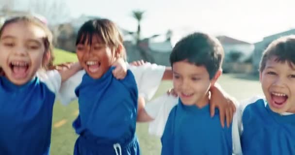Dzieci Piłka Nożna Podekscytowany Drużyną Skok Sport Młodzi Sportowcy Grupy — Wideo stockowe