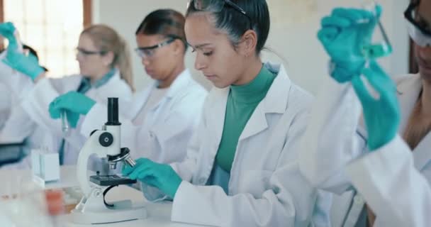 科学和学生在实验室里用显微镜进行学习 授课和实习 微生物学和在学校配备样本研究 教育和研究设备的女童 — 图库视频影像